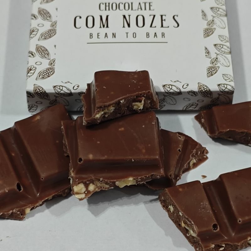 TABLETE DE CHOCOLATE BEAN-TO-BAR AO LEITE 42% CACAU NOZES INTEIRAS 90g